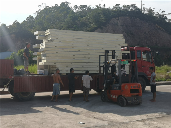 速凍鋁排貨架冷庫不銹鋼庫板安裝現(xiàn)場 速凍鋁排貨架冷庫不銹鋼庫板安裝現(xiàn)場